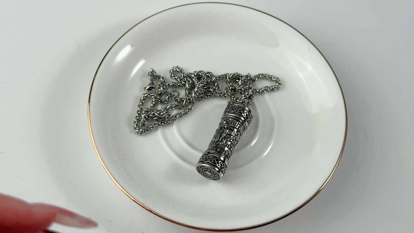 Collana da uomo con San Michele Arcangelo, Collana con ciondolo a forma di urna cineraria, Collana vichinga, Ciondolo con scudo guardiano dell'Arcangelo Michele, Medaglia amuleto cattolica in acciaio inossidabile, Gioiello regalo.