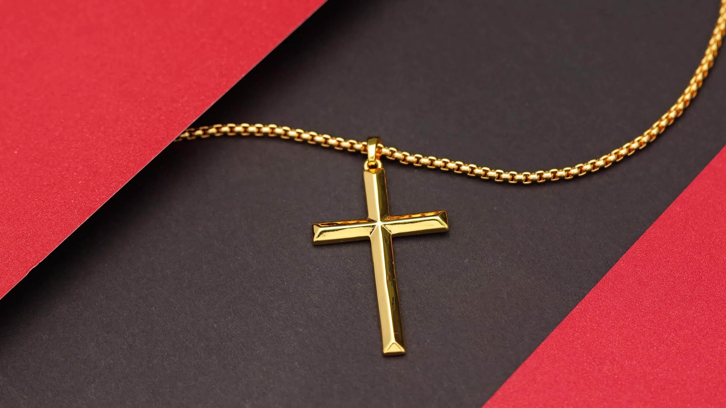 Questo elegante e raffinato collana con ciondolo da uomo è realizzata in argento 925 e placcata in oro 18 carati. Include una catena a scatola e un ciondolo a croce tridimensionale.