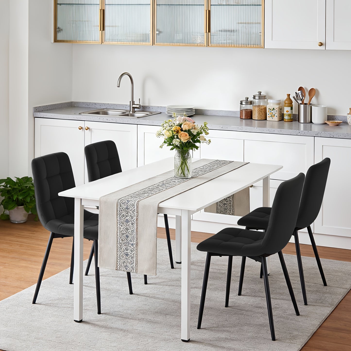 Set di 4 sedie adatte per sale da pranzo, cucine e soggiorni, con rivestimento in velluto e gambe in metallo