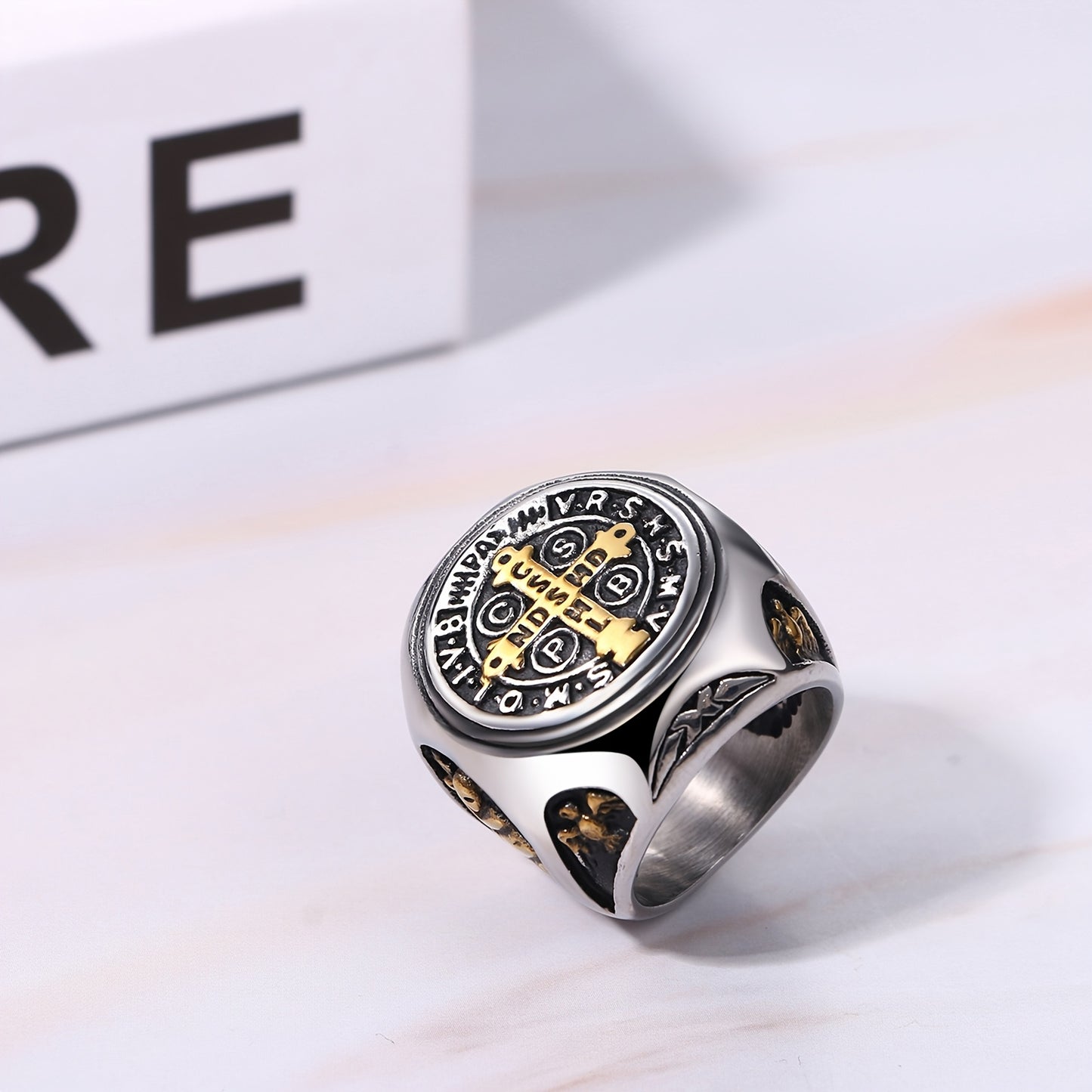 Anello in Acciaio Inossidabile con Medaglia di San Benedetto - Gioiello Vintage per Protezione e Esorcismo con Incisioni Latine, Design a Croce e Catene - Regalo Spirituale per Natale, Festa del Papà o San Valentino