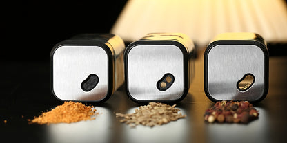 Barattoli quadri per spezie Miorkly con spruzzino integrato, 24 barattoli dosatori per spezie, set di barattoli per spezie da 120ml, scatola porta spezie, contenitori per spezie con coperchi girevoli con foro per spezie, con etichette, barattoli per spezi
