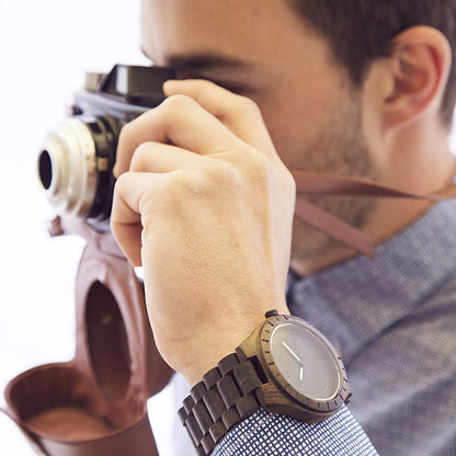 Leeev Orologio da Polso da Uomo Leggero e Distinto in Legno, Collezione Uwood Realizzato a Mano in Sandalo, Analogico al Quarzo, Vintage con Numeri Romani, in Legno Naturale
