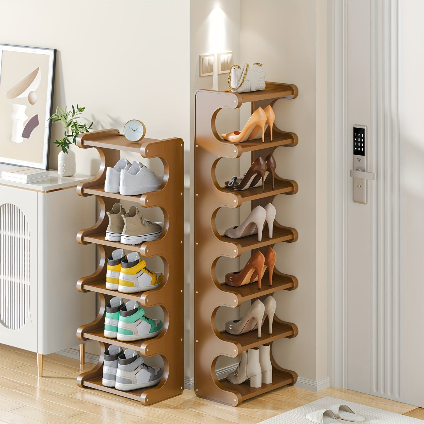 Un scarpiera compatto a 7 ripiani progettato per gli angoli delle case, dormitori o case in affitto, massimizzando l'efficienza dello stoccaggio. Questi armadietti per scarpe si adattano bene in vari tipi di stanze
