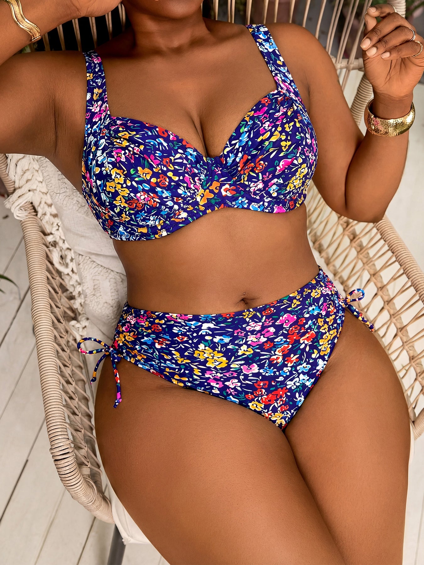Nuovi set di costumi da bagno estivi e primaverili con bikini floreale separato alla moda, a vita alta e stile con arricciature, adatti a donne per spiaggia e abbigliamento casual.