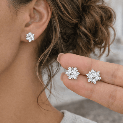Orecchini argentati 925 per donna - Orecchini con zirconi a forma di fiore, eleganti orecchini a lobo argentati sterling scintillanti, regalo di gioielleria per donne