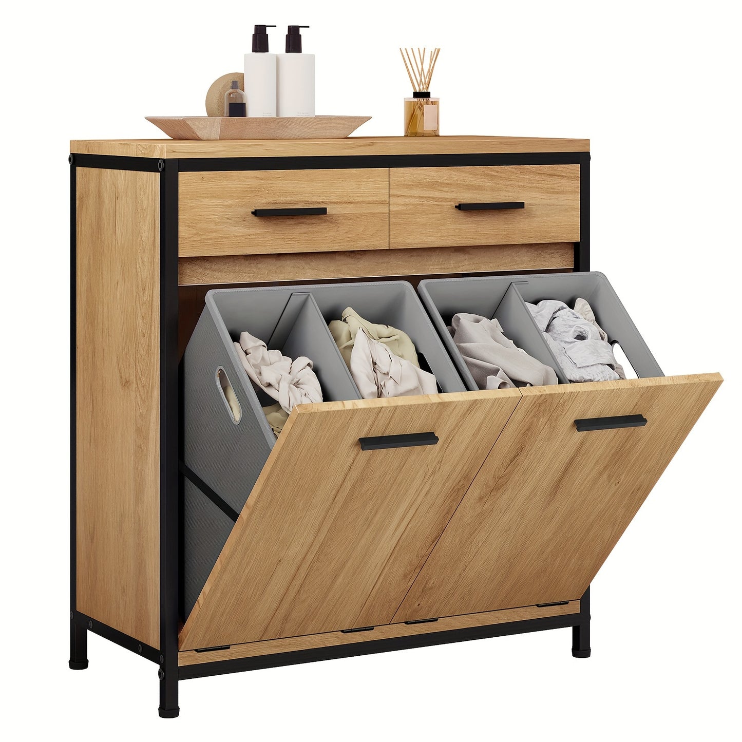 Un mobile da bagno con due sacchi portabiancheria pieghevoli, dotato di due cassetti, funge da contenitore e cestino per il bucato. Questo mobile da bagno, costruito con una struttura in metallo, è disponibile in legno bianco chiaro e finitura nera, misur