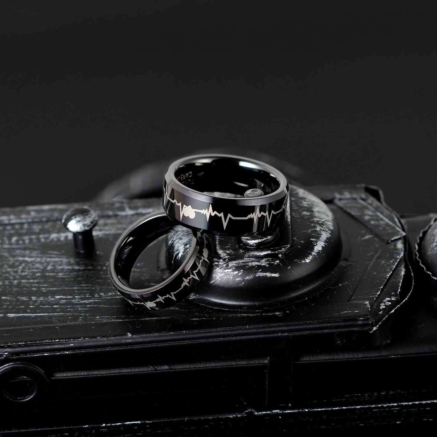 Anello di coppia JewelryWe in carburo di tungsteno con cuori e battito cardiaco, anelli per partner, anelli 'amicizia, fedi nuziali, anelli di fidanzamento, fascia, nero