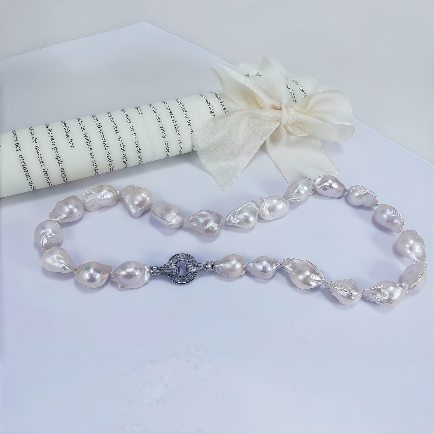 Collana Barocca Bianca, Spessa e Naturale Bianca da Donna, Collana Grande con Perline, Collana con Ciondolo Retrò, Fibbia Rotonda per Sicurezza e Robustezza, Lunghezza Catena 45cm, Misura: 13-16mm, Uso Quotidiano, Regalo di Compleanno, Regalo per Festival