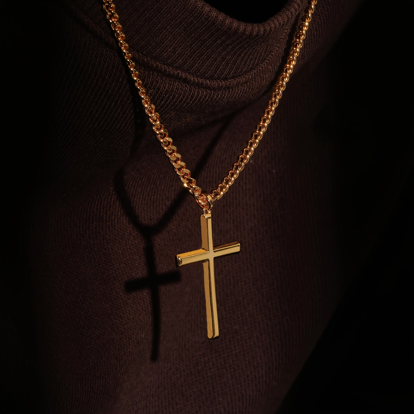 Collana con ciondolo da uomo in argento 925, con croce tridimensionale placcata in oro 18 carati, accompagnata da una robusta catena cubana in argento 925, perfetta come regalo per le feste o la festa del papà, confezionata in una confezione regalo