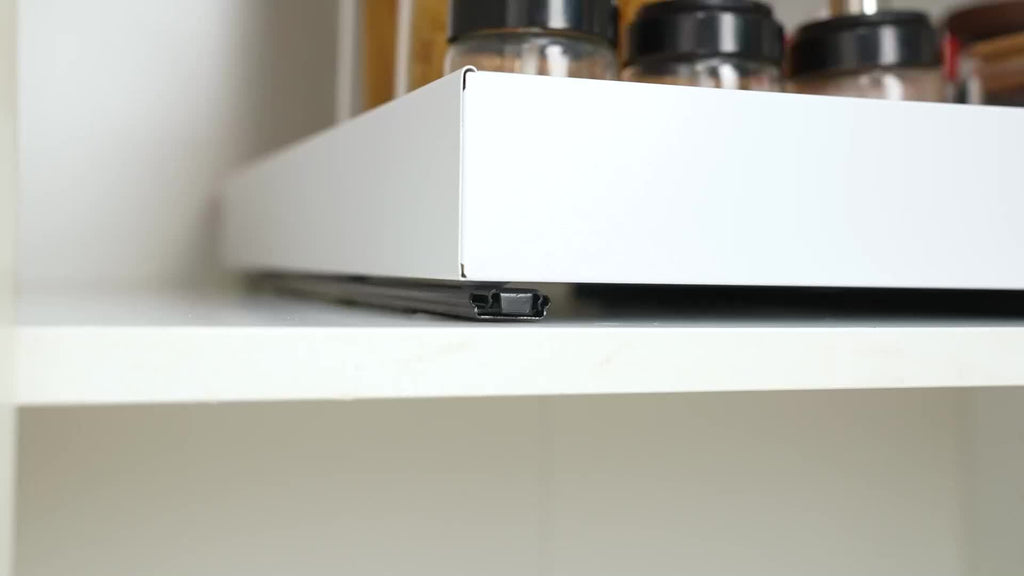 Organizzatore Espandibile per Armadi con Pellicola Adesiva, Larghezza Regolabile da 31cm a 52cm, Cassetto in Metallo Resistente per Pensili di Base, Dispensa e Bagno, Bianco & Nero, Meccanismo Scorrevole Fluido, Facile Installazione, Offerta HOT Devesante