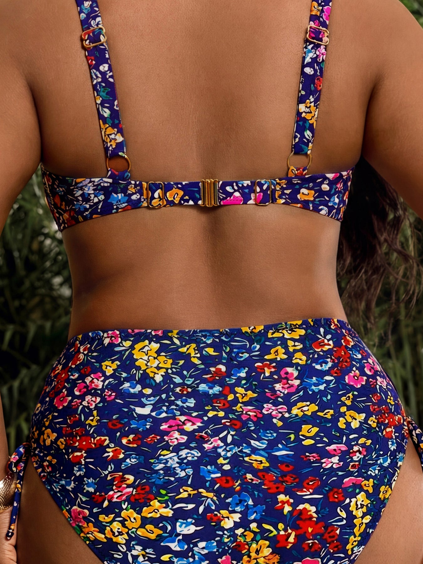 Nuovi set di costumi da bagno estivi e primaverili con bikini floreale separato alla moda, a vita alta e stile con arricciature, adatti a donne per spiaggia e abbigliamento casual.