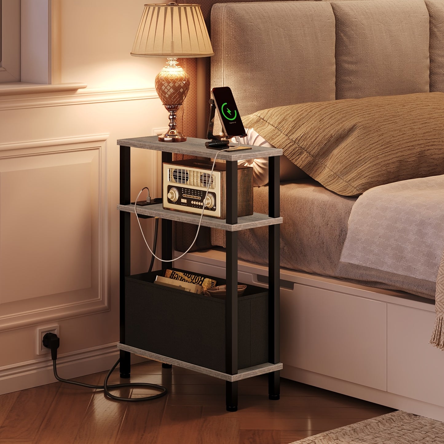 Tavolino Laterale Stretto a 3 Ripiani, Tavolino da Divano con Stazione di Ricarica, Comodino con Cassetto Rimovibile in Tessuto Non Tessuto, Tavolino da Divano in Stile Rustico, Adatto per Camera da Letto, Soggiorno, Ufficio, Molteplici Ambienti, Marrone
