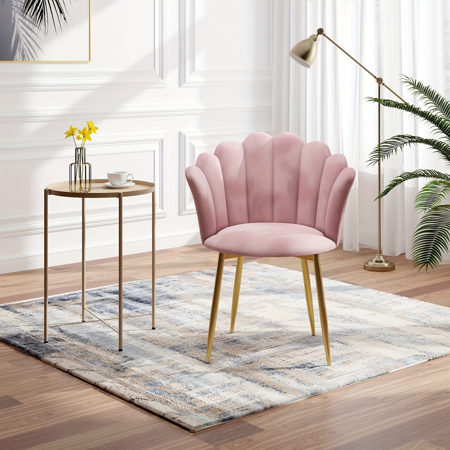 Sedia da trucco, poltrona in peluche con gambe in metallo dorato, elegante seduta a conchiglia, sedia imbottita per la zona giorno, comoda poltrona lounge, poltrona con design contemporaneo