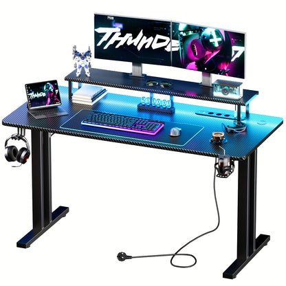 Scrivania Gaming RGB LED con Prese Elettriche e Supporto per Monitor, Postazione Ergonomica per Computer, Ampio Piano in Fibra di Carbonio per Ufficio Domestico con Portabicchieri e Gancio per Cuffie, Nero