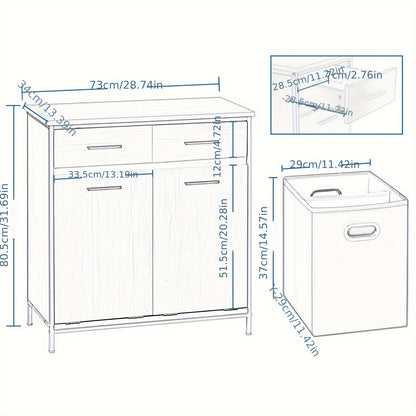 Un mobile da bagno con due sacchi portabiancheria pieghevoli, dotato di due cassetti, funge da contenitore e cestino per il bucato. Questo mobile da bagno, costruito con una struttura in metallo, è disponibile in legno bianco chiaro e finitura nera, misur