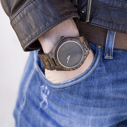 Leeev Orologio da Polso da Uomo Leggero e Distinto in Legno, Collezione Uwood Realizzato a Mano in Sandalo, Analogico al Quarzo, Vintage con Numeri Romani, in Legno Naturale