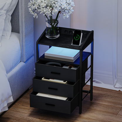 Tavolino da comodino con luci LED e stazione di ricarica, tavolino laterale con 3 cassetti in tessuto e ripiani, con porte USB e prese, per camera da letto, soggiorno