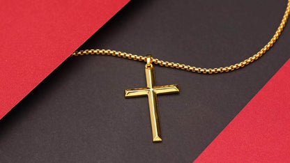 Questo elegante e raffinato collana con ciondolo da uomo è realizzata in argento 925 e placcata in oro 18 carati. Include una catena a scatola e un ciondolo a croce tridimensionale.
