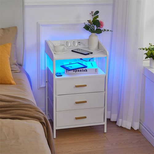 Tavolino da comodino con luci LED e stazione di ricarica, tavolino laterale con 3 cassetti in tessuto e ripiani, con porte USB e prese, per camera da letto, soggiorno
