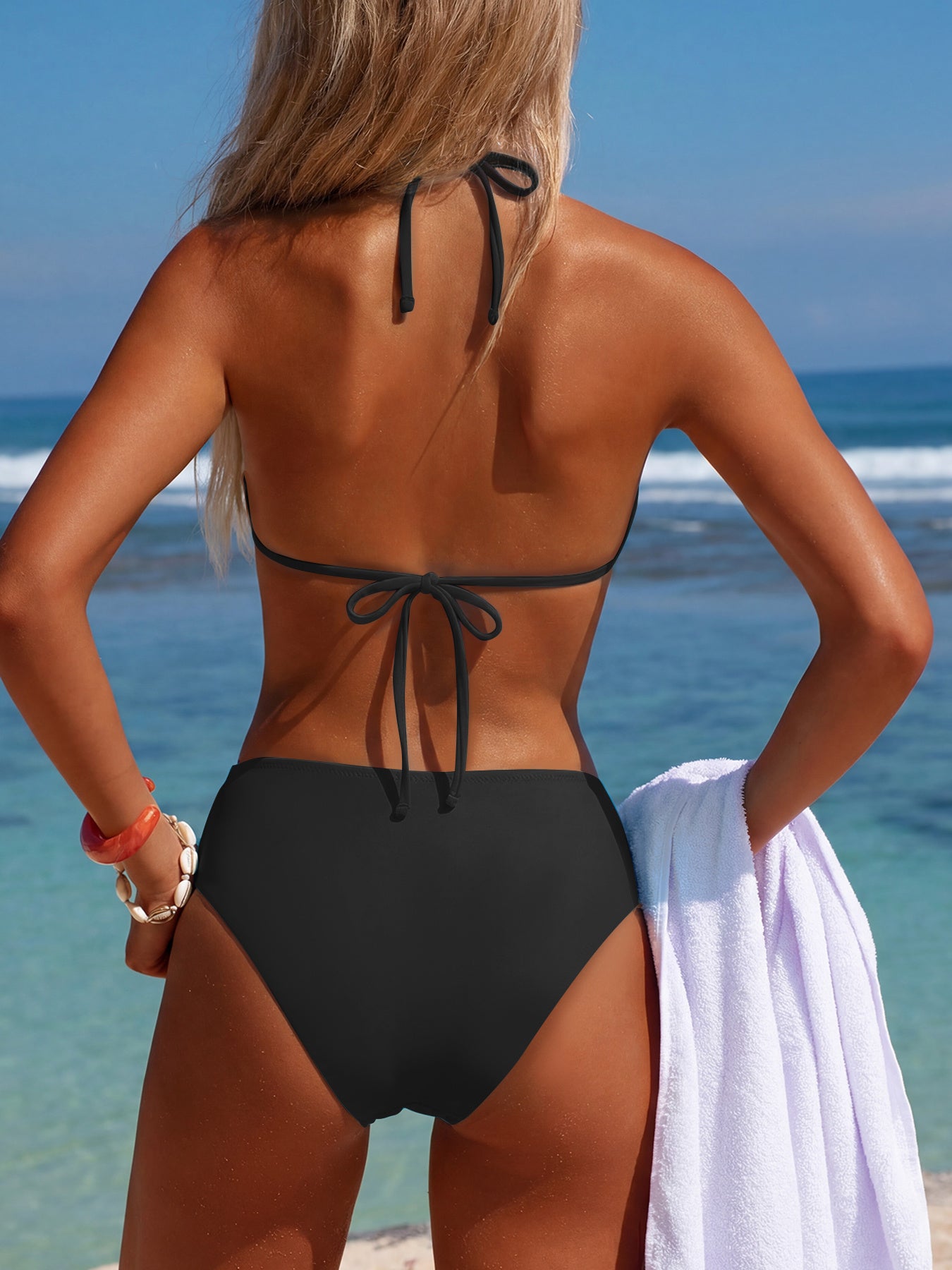 Costume da bagno bikini due pezzi da donna, leggero e fresco, con design alla moda a pieghe multi-ago a tinta unita, modellante e aderente, adatto per vacanze al mare e abbigliamento casual in primavera ed estate. Costume da bagno di nuovo stile.