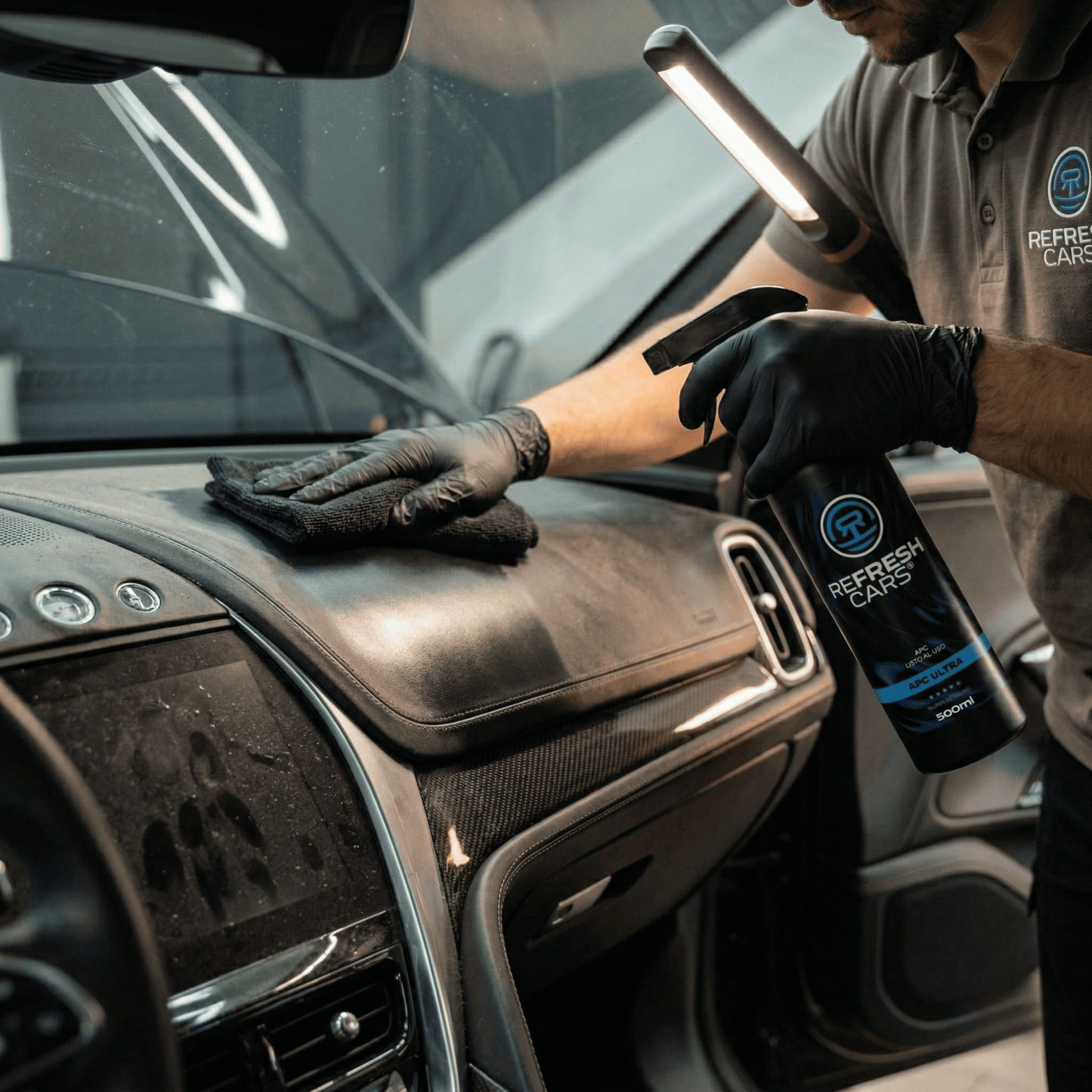 Detergente Auto APC Ultra Refresh Cars 500ml - Pulitore Universale Professionale Interni - Cuoio, Cruscotto, Plastica, Tessuti e Motore - Kit con Panno Microfibra