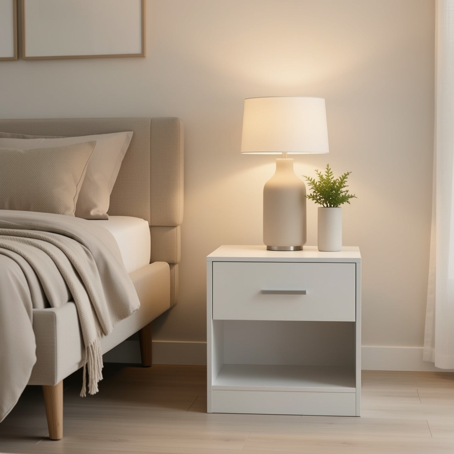 Comodino con cassetto, maniglia e sezione aperta, ideale per camera da letto o soggiorno