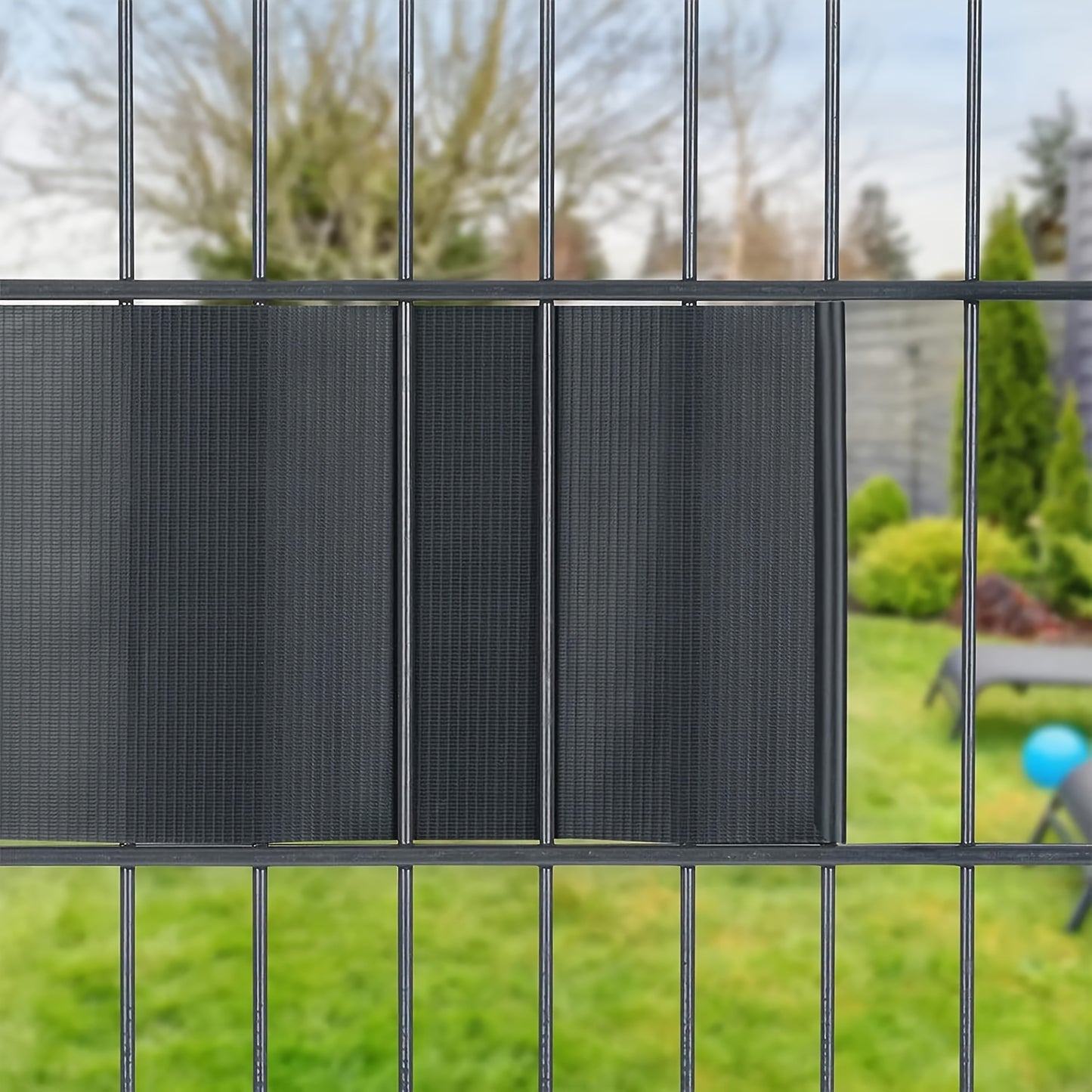 72 pezzi di strisce oscuranti in PVC con guide di fissaggio, progettate per essere utilizzate come schermatura antivento o oscurante per giardini e recinzioni, inclusi clip di fissaggio per recinzioni a doppio filo in colore antracite