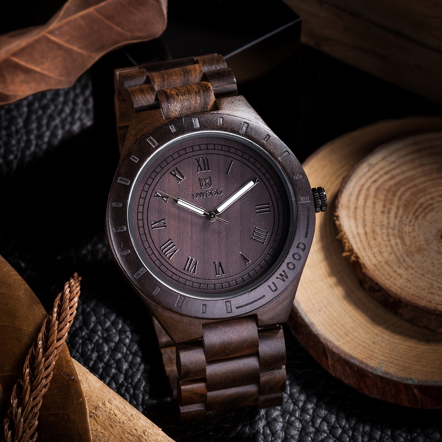 Leeev Orologio da Polso da Uomo Leggero e Distinto in Legno, Collezione Uwood Realizzato a Mano in Sandalo, Analogico al Quarzo, Vintage con Numeri Romani, in Legno Naturale