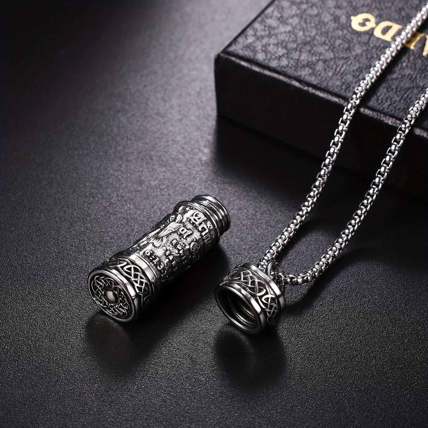 Collana da uomo con San Michele Arcangelo, Collana con ciondolo a forma di urna cineraria, Collana vichinga, Ciondolo con scudo guardiano dell'Arcangelo Michele, Medaglia amuleto cattolica in acciaio inossidabile, Gioiello regalo.