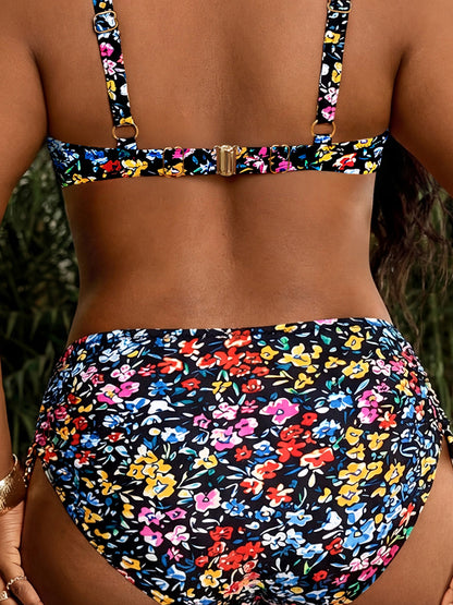 Nuovi set di costumi da bagno estivi e primaverili con bikini floreale separato alla moda, a vita alta e stile con arricciature, adatti a donne per spiaggia e abbigliamento casual.