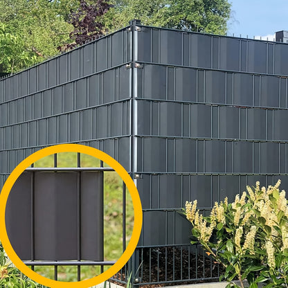 72 pezzi di strisce oscuranti in PVC con guide di fissaggio, progettate per essere utilizzate come schermatura antivento o oscurante per giardini e recinzioni, inclusi clip di fissaggio per recinzioni a doppio filo in colore antracite