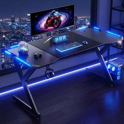 Scrivania da Gaming a Forma di Y con Luci LED RGB, Superficie in Fibra di Carbonio, Tavolo per Computer Ergonomico con Portabicchieri e Gancio per Cuffie, Postazione di Lavoro per Gamer, Ideale per Setup pz in Camera da Letto, Regalo di Natale, Compleanno