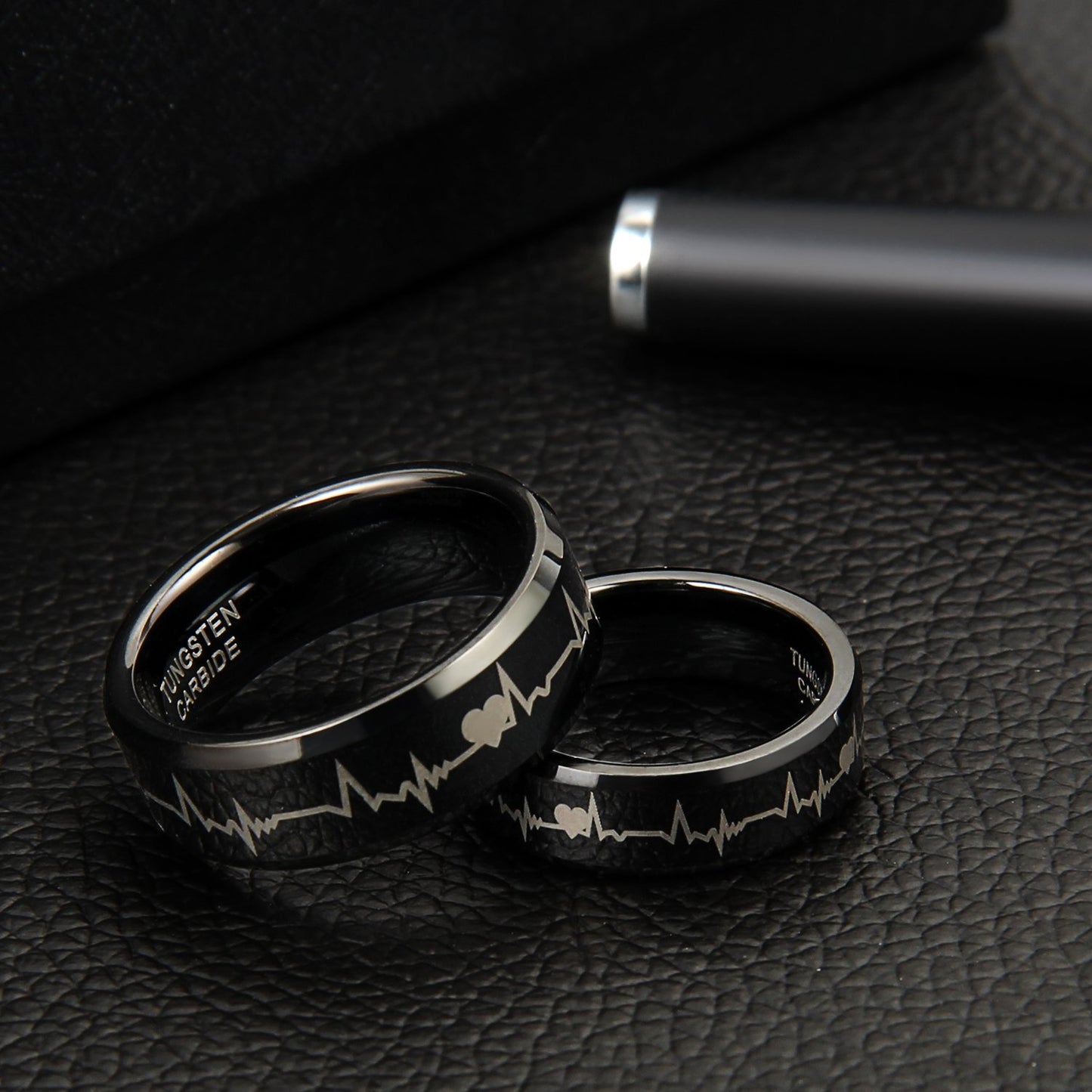 Anello di coppia JewelryWe in carburo di tungsteno con cuori e battito cardiaco, anelli per partner, anelli 'amicizia, fedi nuziali, anelli di fidanzamento, fascia, nero