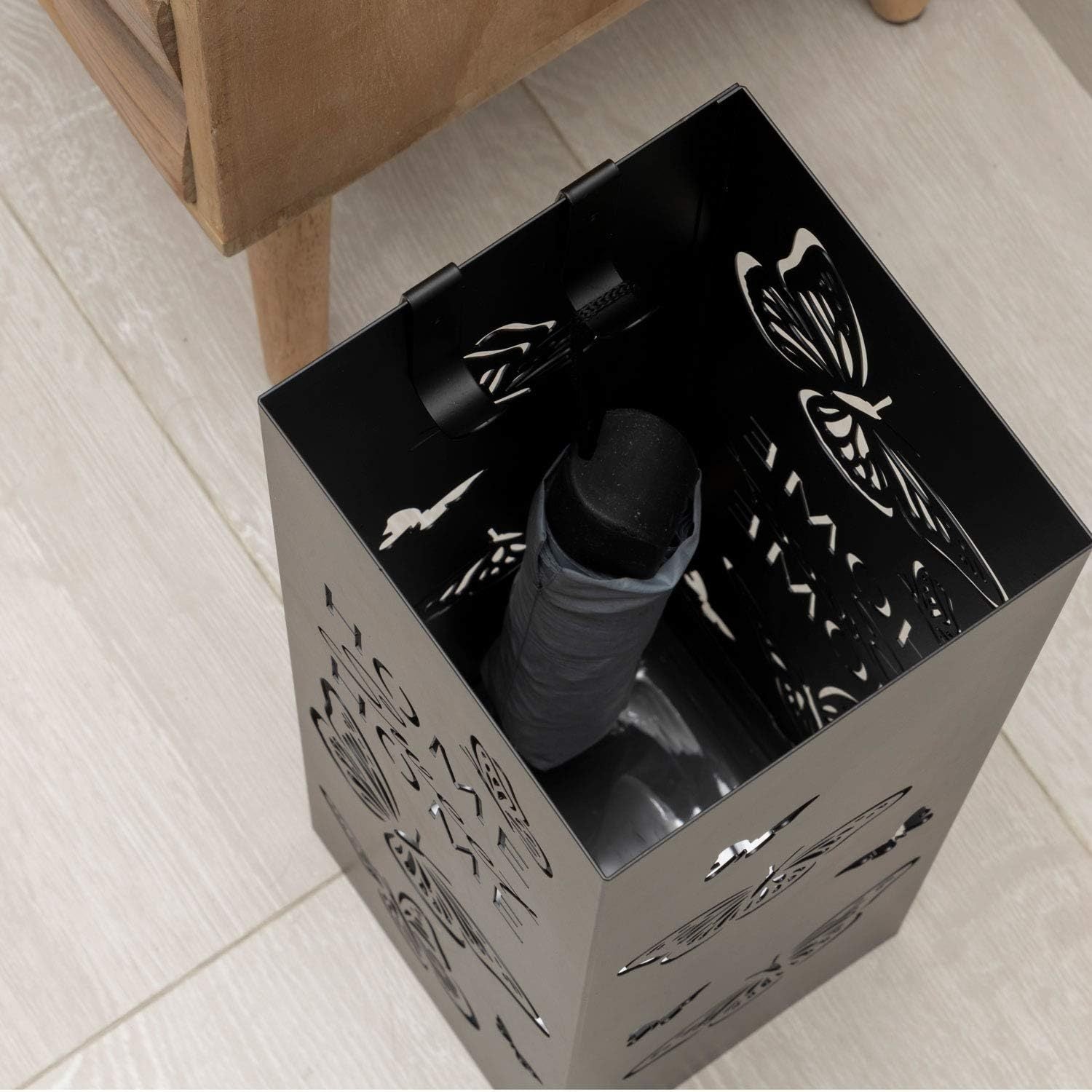 Baroni Home Portaombrelli Quadrato in Metallo Bianco | Nero | Tortora 15,5x15,5x49 cm con Intagli Scritta Home Sweet Home e Farfalle, Porta Ombrelli con Gancini e Vaschetta Raccogli Gocce Removibile in Plastica, Supporto per Ombrelli da Esterno e da Inter