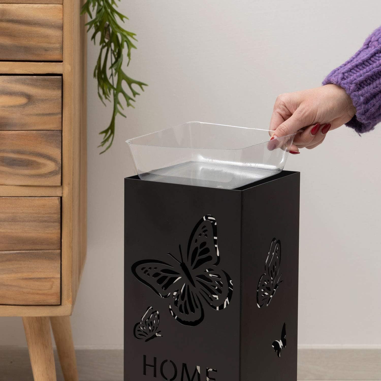 Baroni Home Portaombrelli Quadrato in Metallo Bianco | Nero | Tortora 15,5x15,5x49 cm con Intagli Scritta Home Sweet Home e Farfalle, Porta Ombrelli con Gancini e Vaschetta Raccogli Gocce Removibile in Plastica, Supporto per Ombrelli da Esterno e da Inter