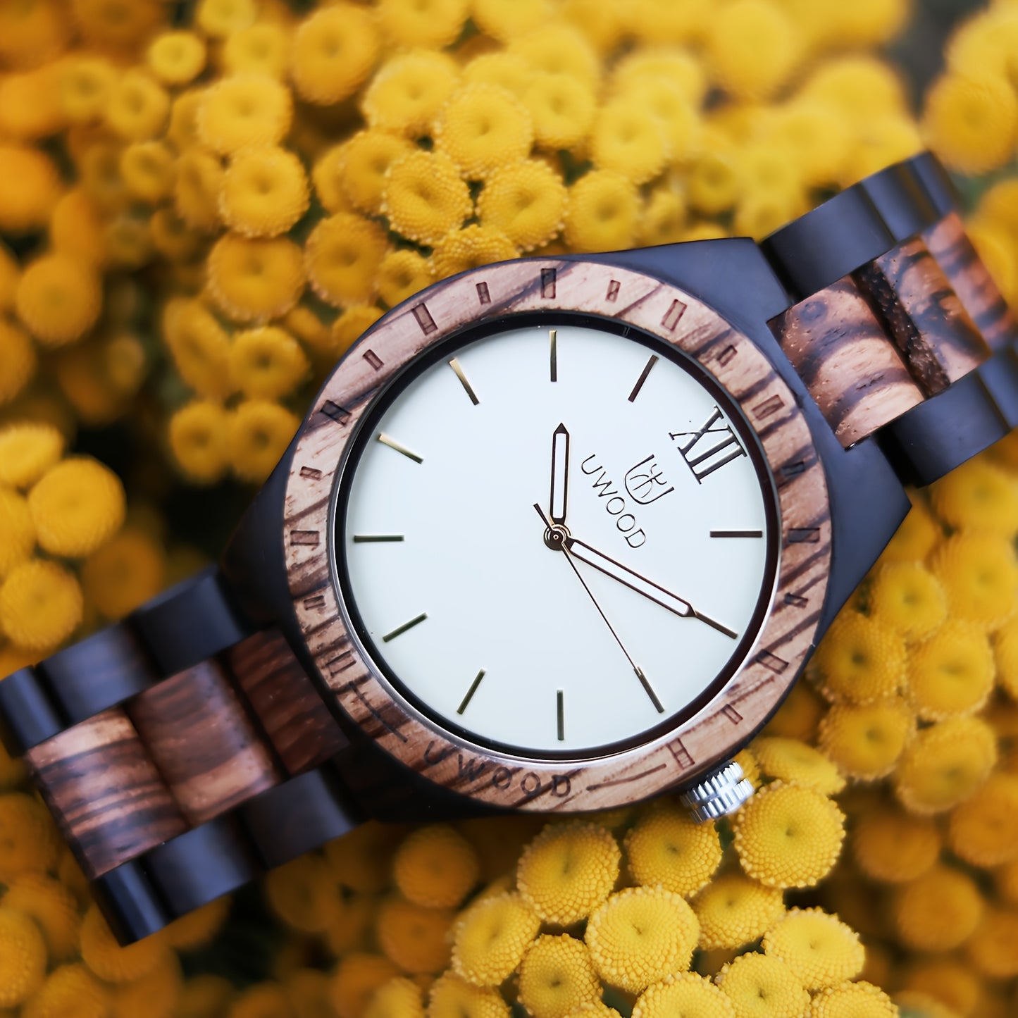 Leeev Orologio da Polso da Uomo Leggero e Distinto in Legno, Collezione Uwood Realizzato a Mano in Sandalo, Analogico al Quarzo, Vintage con Numeri Romani, in Legno Naturale