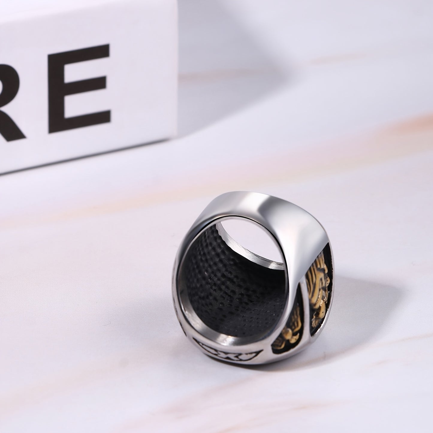 Anello in Acciaio Inossidabile con Medaglia di San Benedetto - Gioiello Vintage per Protezione e Esorcismo con Incisioni Latine, Design a Croce e Catene - Regalo Spirituale per Natale, Festa del Papà o San Valentino