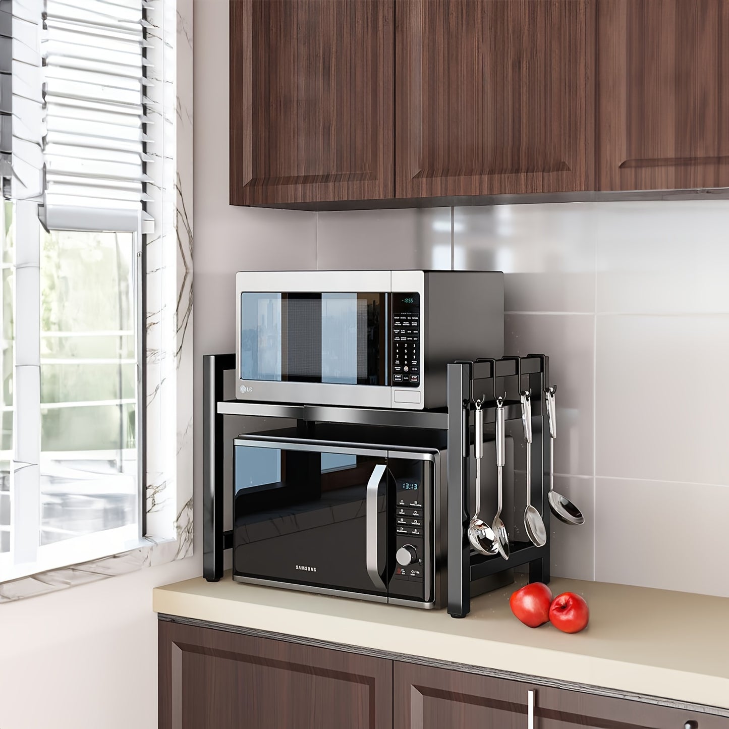Scaffale Estendibile per Microonde a 2 Livelli con 5 Ganci, Porta Taglieri e 3 Asciugamani, Scaffale per Cucina, Scaffale per Microonde e Forno da Piano, Estendibile 40-64 cm (Nero, Bianco)