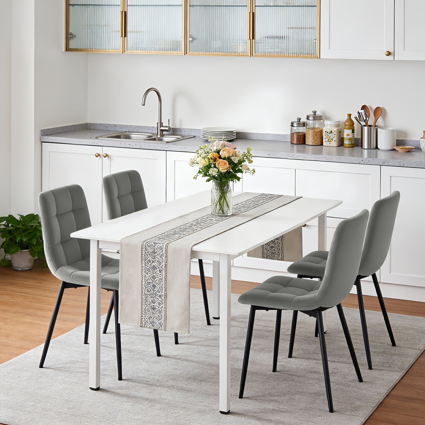 Set di 4 sedie adatte per sale da pranzo, cucine e soggiorni, con rivestimento in velluto e gambe in metallo