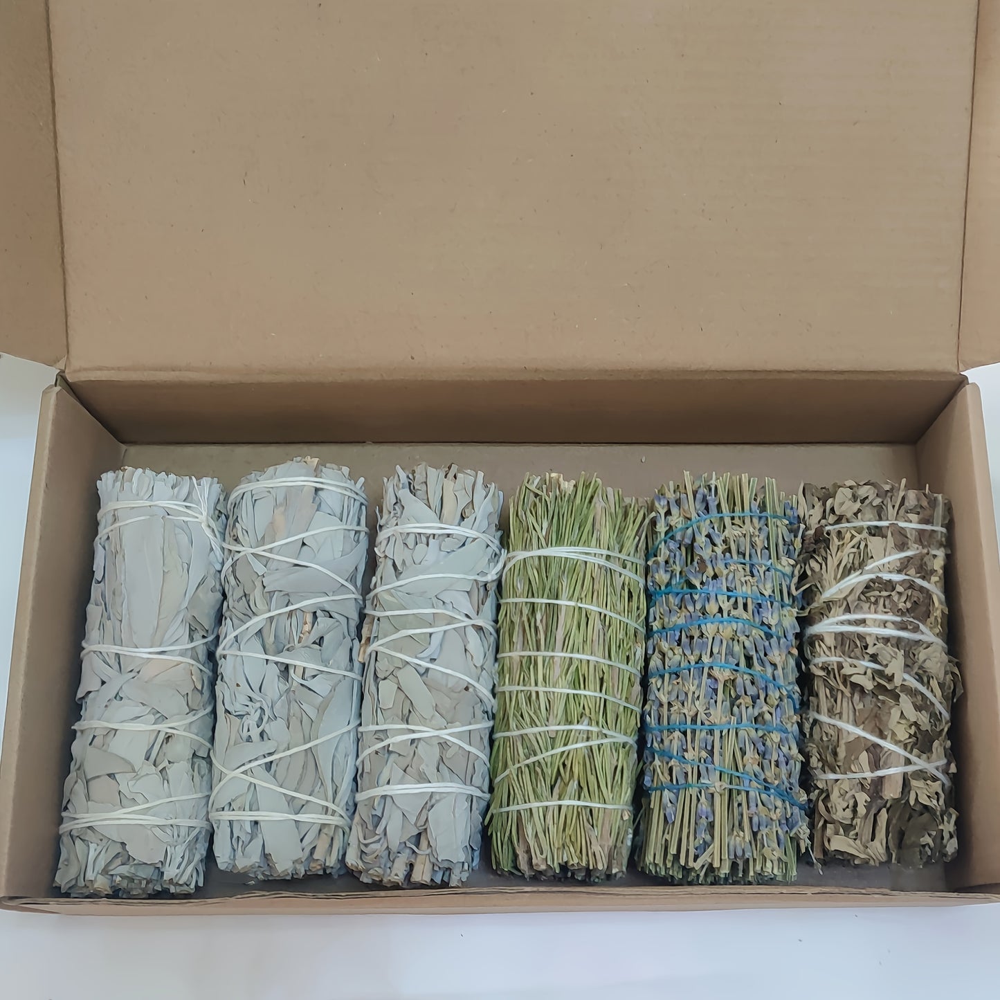 1 Set di Incenso Contiene Rosmarino, Lavanda, Bastoncini di Artemisia e Salvia per Purificazione Energetica, Regalo Combinato per la Pulizia della Casa e Meditazione, Decorazione Domestica, Perfetto per il Ringraziamento