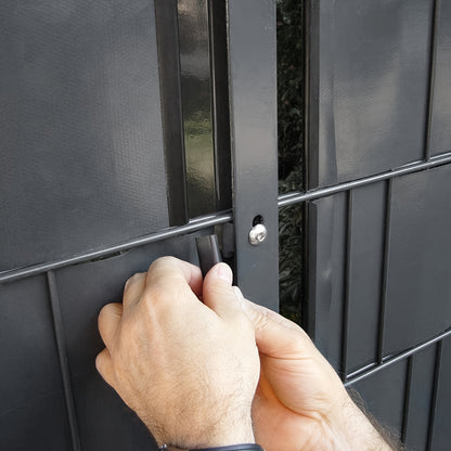 72 pezzi di strisce oscuranti in PVC con guide di fissaggio, progettate per essere utilizzate come schermatura antivento o oscurante per giardini e recinzioni, inclusi clip di fissaggio per recinzioni a doppio filo in colore antracite