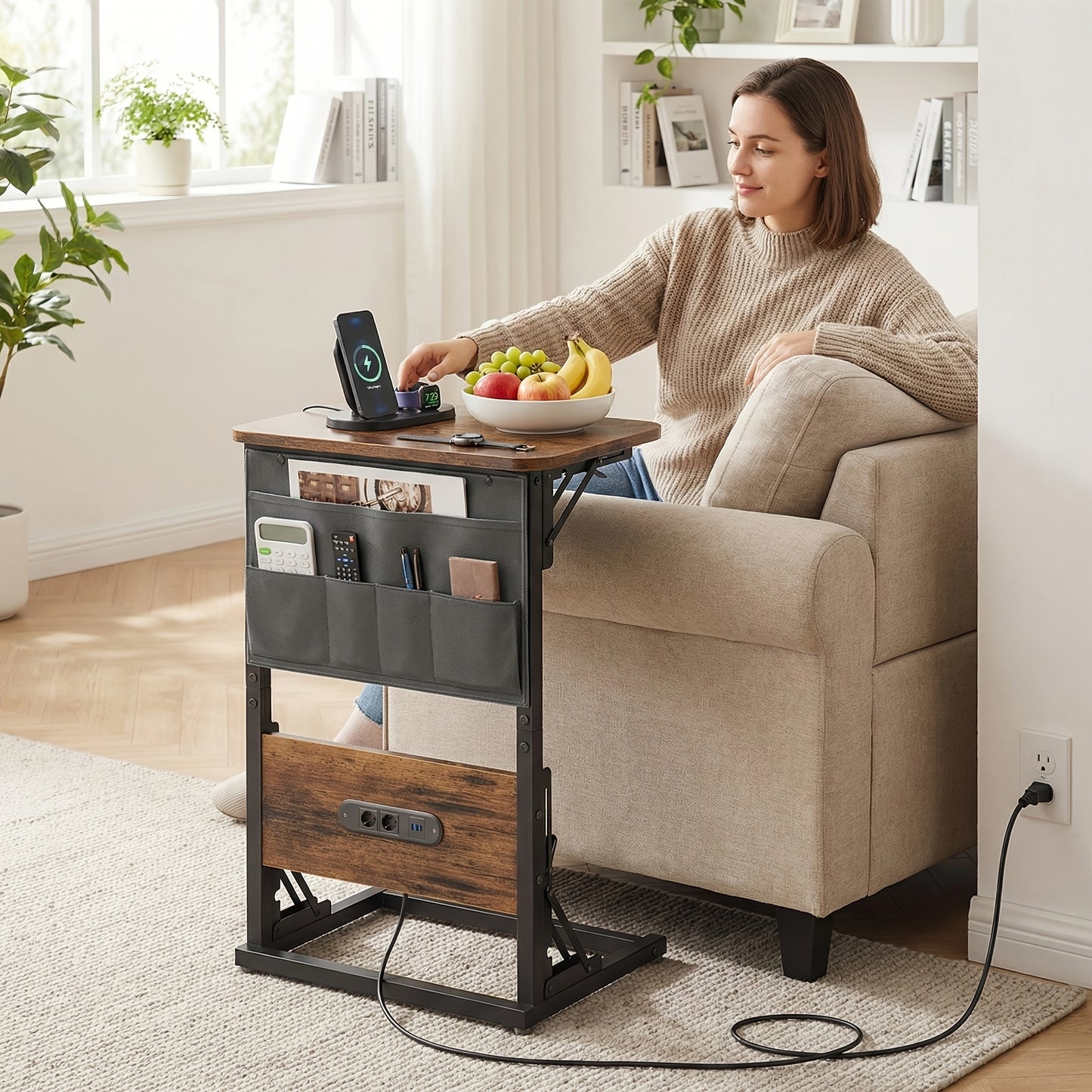 Tavolino angolare a forma di C, tavolo da pranzo pieghevole e vassoio da TV con prese integrate, tavolino laterale pieghevole salvaspazio per divano, poltrona reclinabile, soggiorno e camera da letto