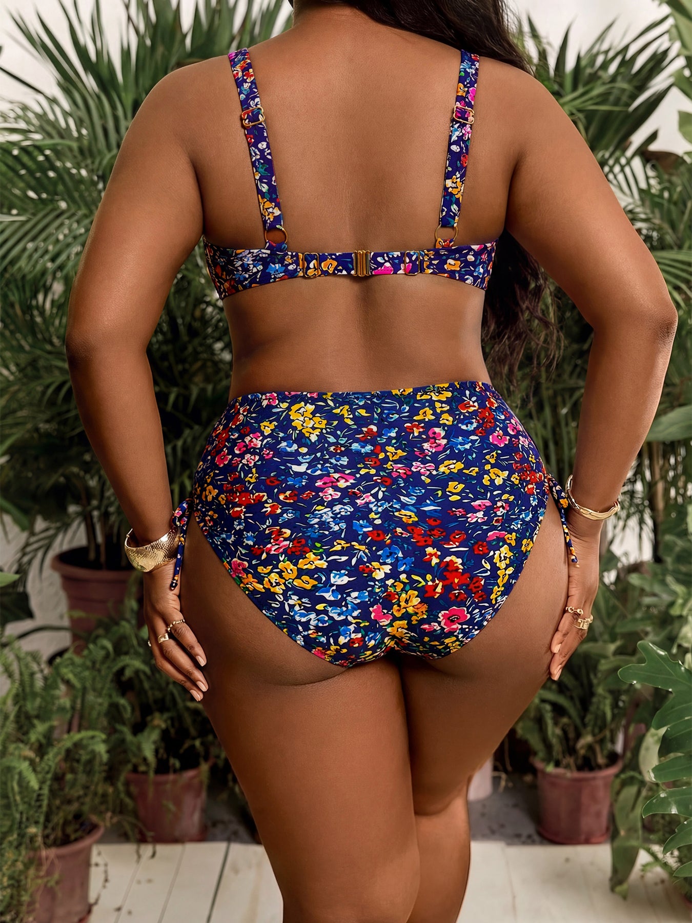 Nuovi set di costumi da bagno estivi e primaverili con bikini floreale separato alla moda, a vita alta e stile con arricciature, adatti a donne per spiaggia e abbigliamento casual.