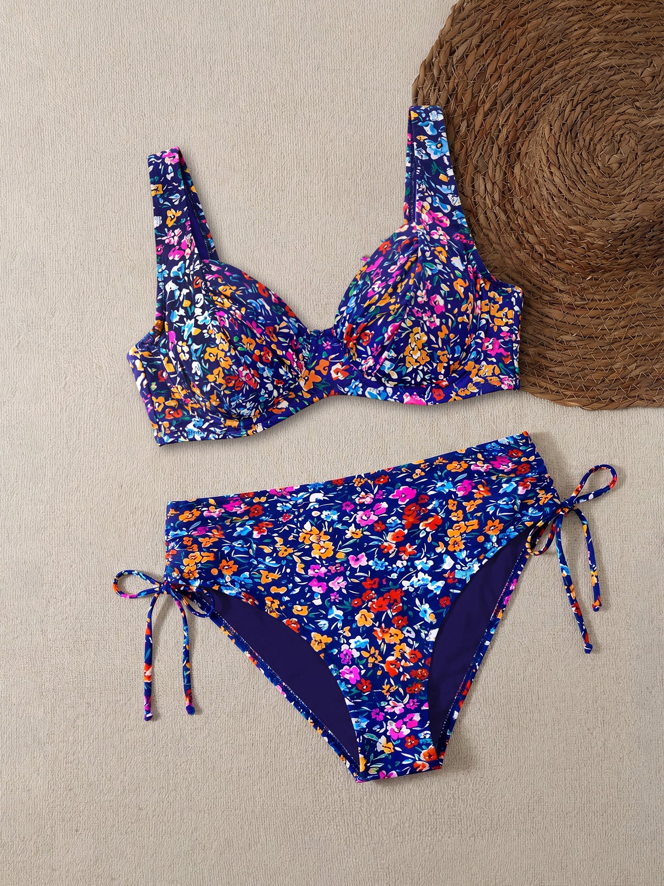Nuovi set di costumi da bagno estivi e primaverili con bikini floreale separato alla moda, a vita alta e stile con arricciature, adatti a donne per spiaggia e abbigliamento casual.