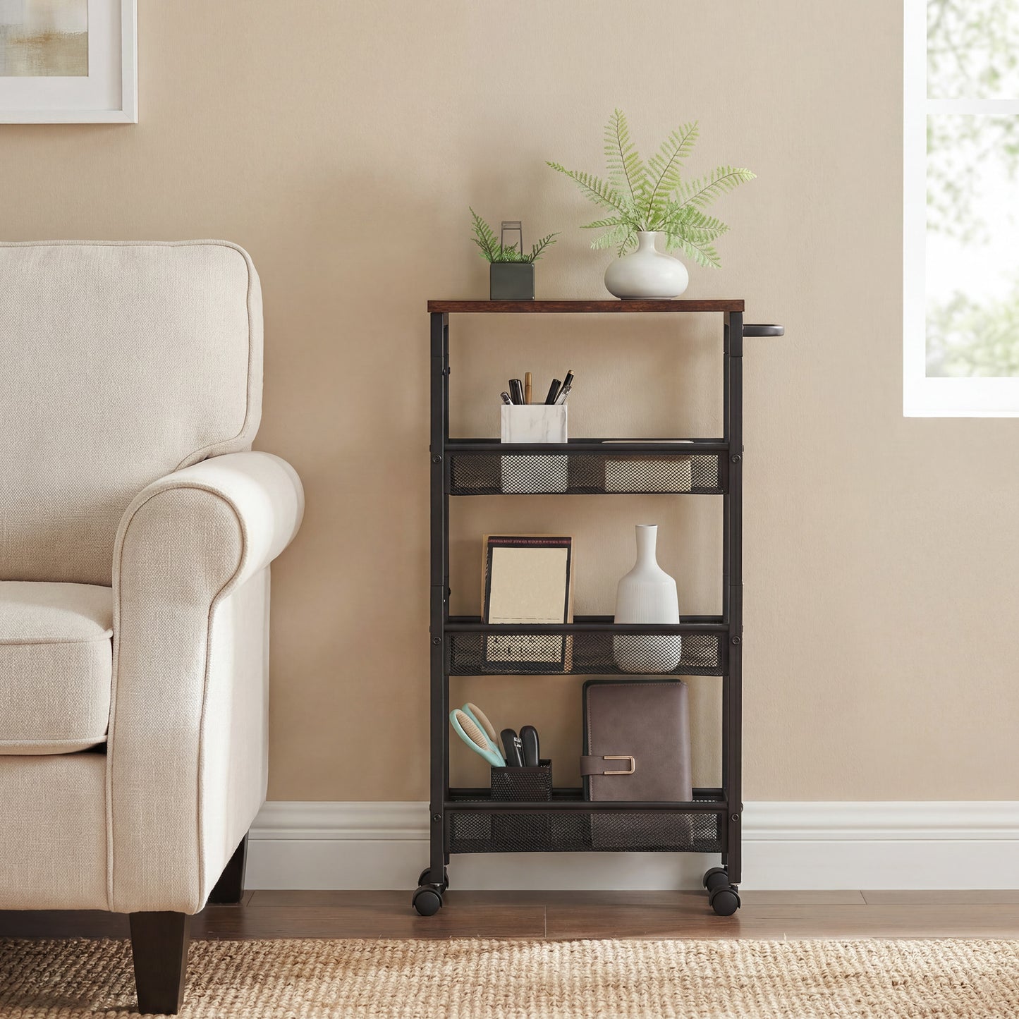 Carrello multiuso con rotelle, design sottile, si inserisce perfettamente negli spazi della cucina. Adatto per l'uso vicino alle cappe aspiranti, nei bagni e accanto ai frigoriferi.