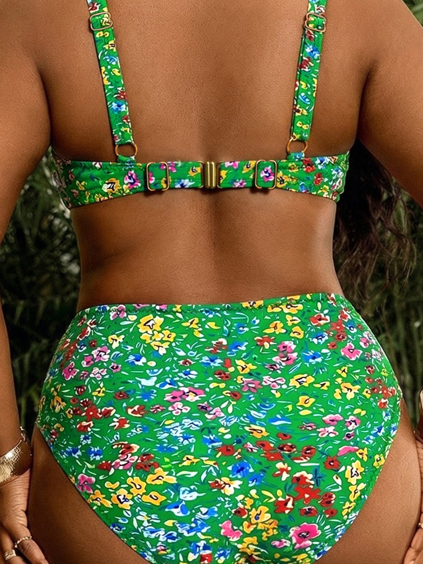 Nuovi set di costumi da bagno estivi e primaverili con bikini floreale separato alla moda, a vita alta e stile con arricciature, adatti a donne per spiaggia e abbigliamento casual.
