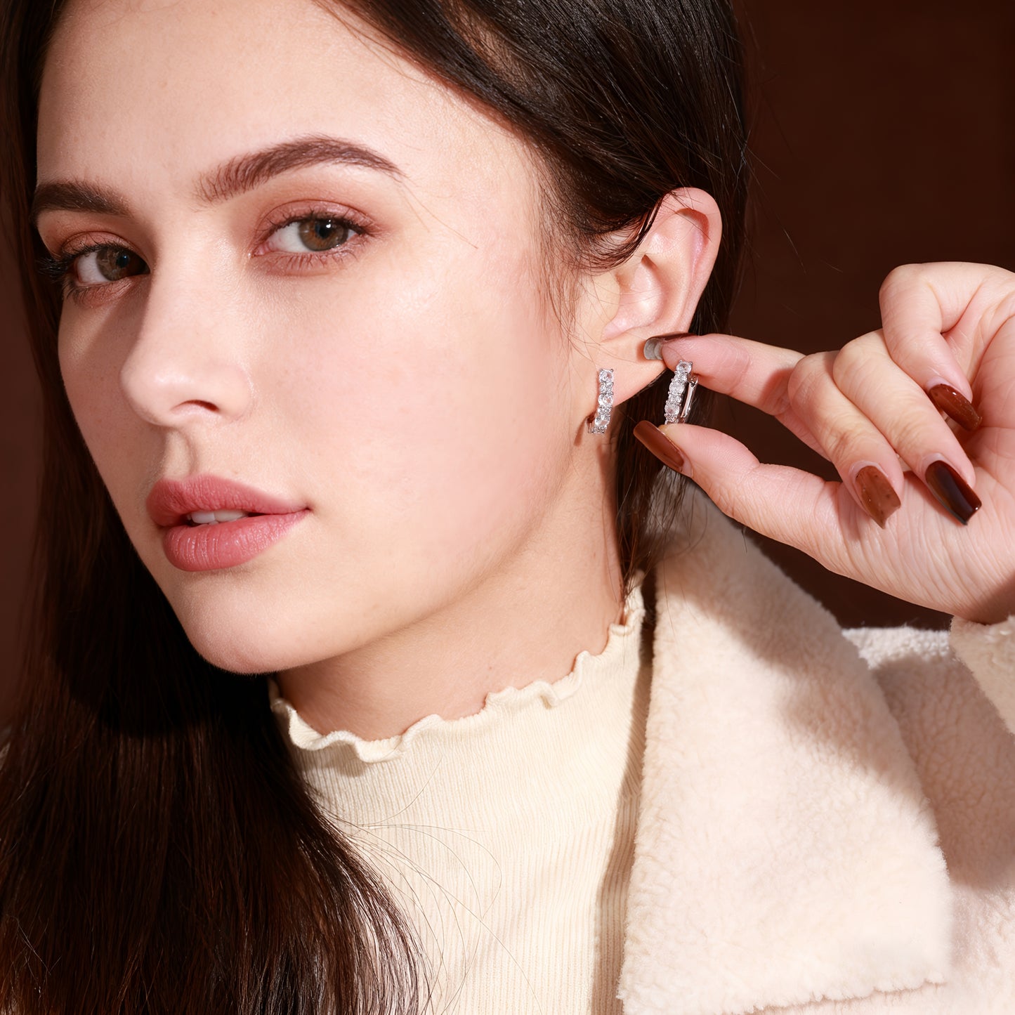 Un paio di orecchini a cerchio argentati in argento sterling 925 per donna, peso totale del prodotto (1.2G) per zirconia intarsiate, peso totale del prodotto (6.14G) per stile dorato