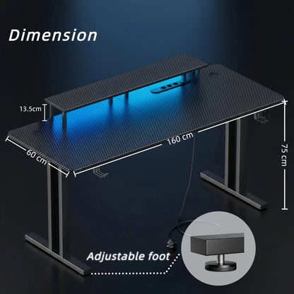 Scrivania Gaming RGB LED con Prese Elettriche e Supporto per Monitor, Postazione Ergonomica per Computer, Ampio Piano in Fibra di Carbonio per Ufficio Domestico con Portabicchieri e Gancio per Cuffie, Nero