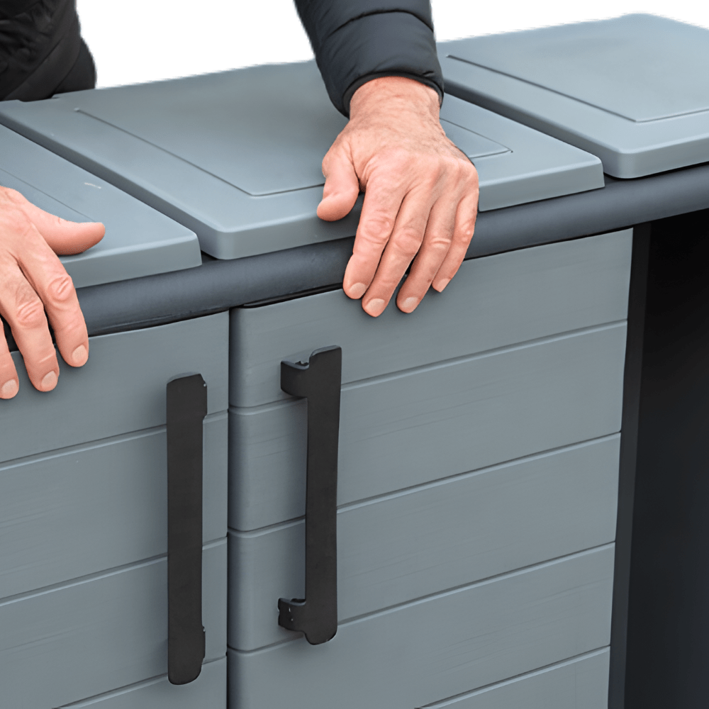 Buystar Mobile Raccolta Differenziata 300L con 3 Scomparti – Armadio Pattumiera Basso in Plastica Riciclabile con Coperchi, Anelli Portasacco – Contenitore Rifiuti con Ante e Cerniere in Acciaio – Uso Interno ed Esterno – 102x37xH84 cm