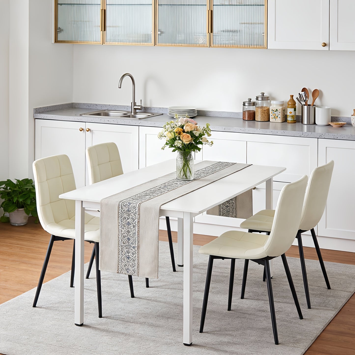 Set di 4 sedie adatte per sale da pranzo, cucine e soggiorni, con rivestimento in velluto e gambe in metallo